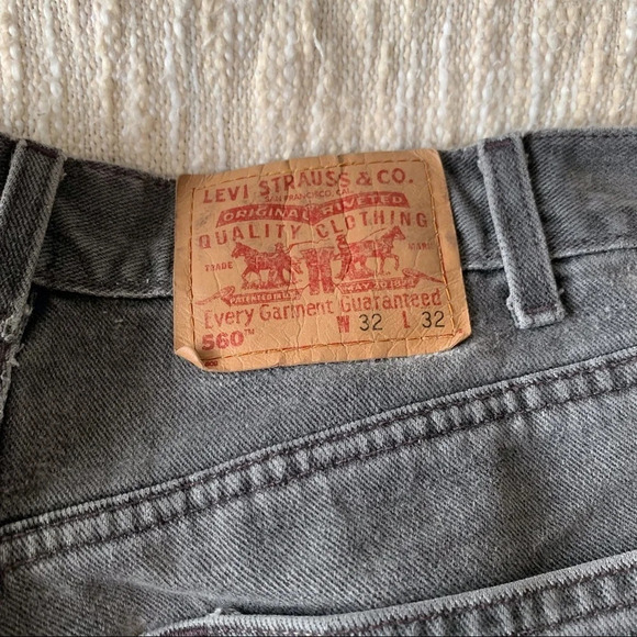 Vintage Levi’s 560 Loose Fit Tapered Jean - Picture 8 of 8